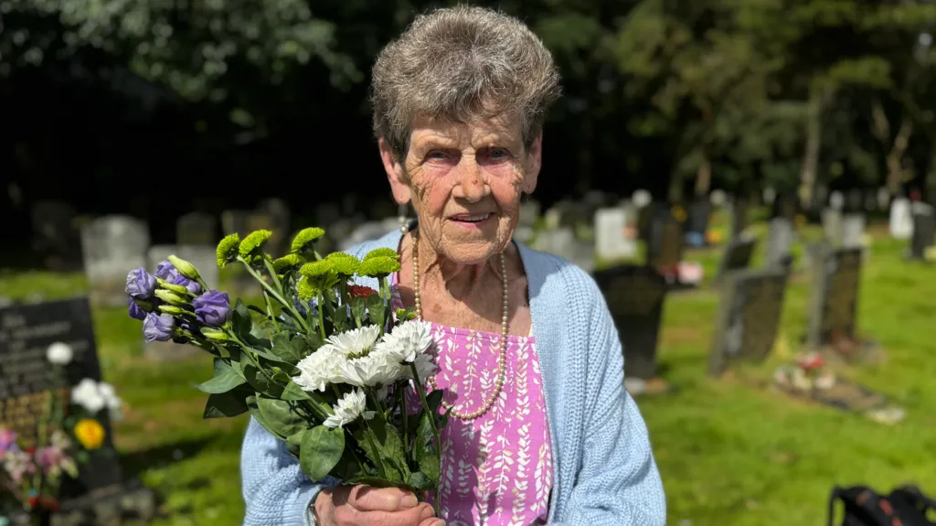 Woman, 90, lays flowers on strangers’ graves daily